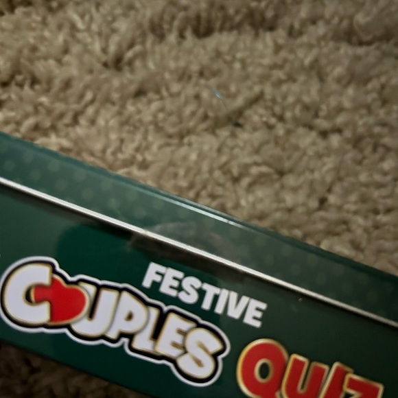 Festive Couples Quiz Card Game - Green and Red - Picture 4 of 4